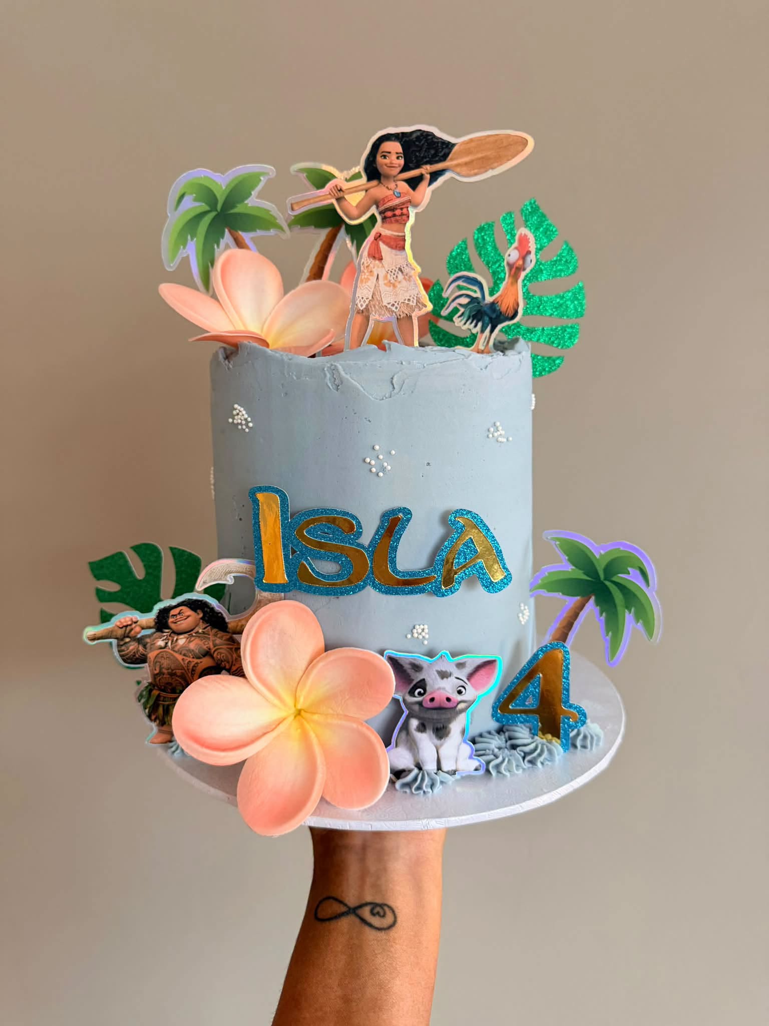 A blue tropical themed birthday cake decorated by Lucie